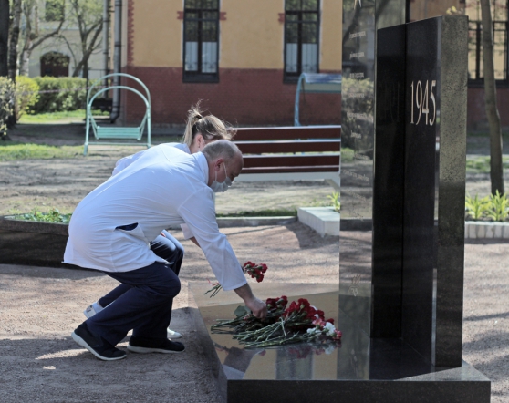 Педиатрический университет воздвиг памятник героям ЛПМИ 5