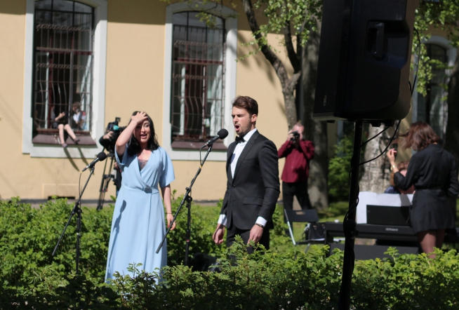 В СПбГПМУ артисты порадовали классической музыкой больных детей 7