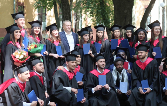 Иностранным выпускникам Педиатрического университета вручили дипломы 4