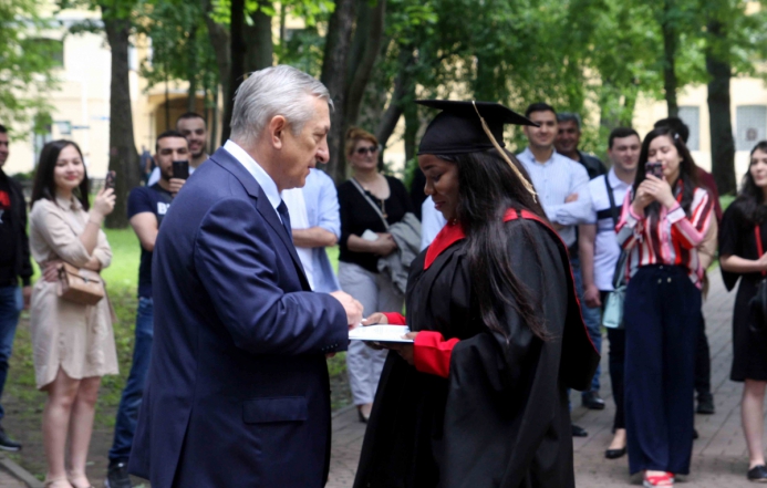 Иностранным выпускникам Педиатрического университета вручили дипломы 10