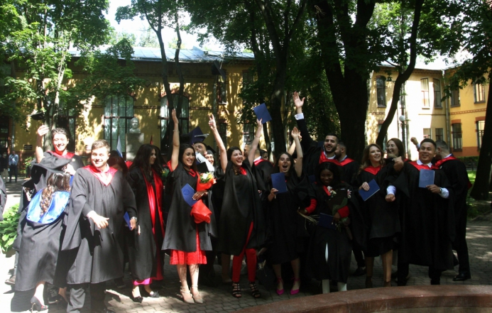 Иностранным выпускникам Педиатрического университета вручили дипломы 14