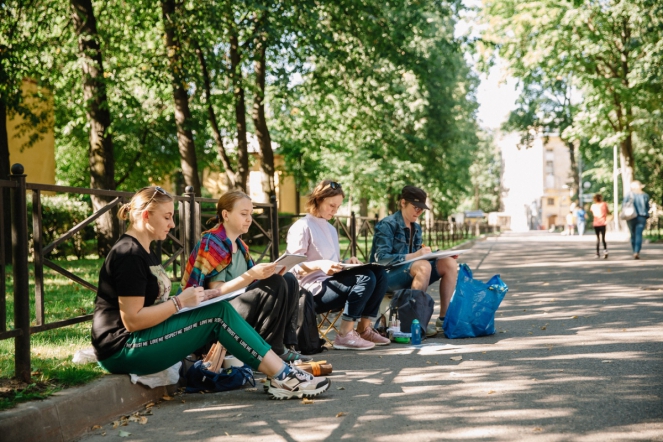 Более 20 художников нарисовали Педиатрический университет 16