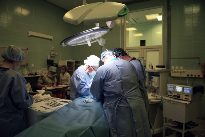 Врачи СПбГПМУ прооперировали девочку с гигантским невусом