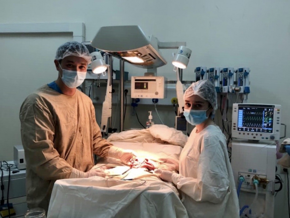 Врач клиники СПбГПМУ прооперировал младенца в Грозном