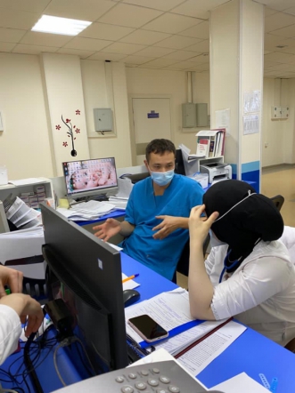 Врач клиники СПбГПМУ прооперировал младенца в Грозном 1