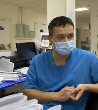 Врач клиники СПбГПМУ прооперировал младенца в Грозном 3