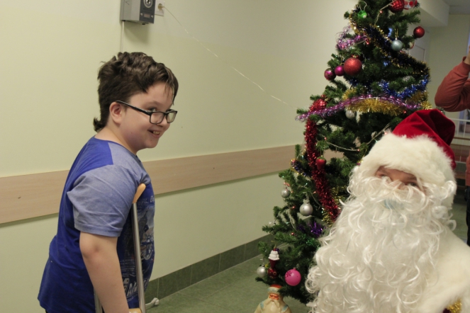 Пациентов клиники СПбГПМУ поздравил Дед Мороз 3