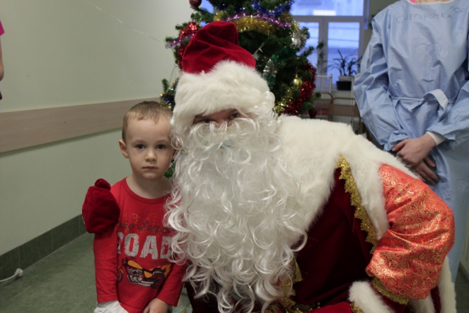 Пациентов клиники СПбГПМУ поздравил Дед Мороз 9