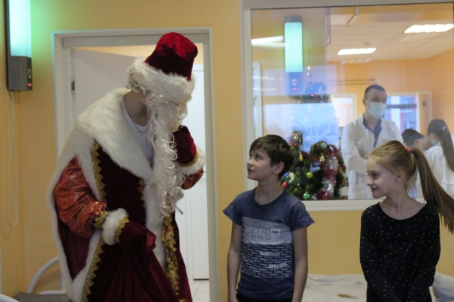 Пациентов клиники СПбГПМУ поздравил Дед Мороз 18