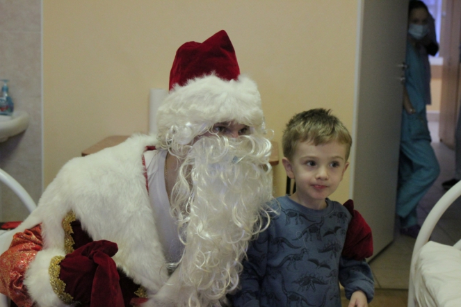 Пациентов клиники СПбГПМУ поздравил Дед Мороз 27