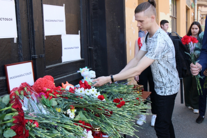 Студенты СПбГПМУ возложили цветы у представительства Татарстана в Санкт-Петербурге