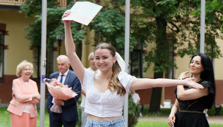 В Педиатрическом университете вручили дипломы выпускникам