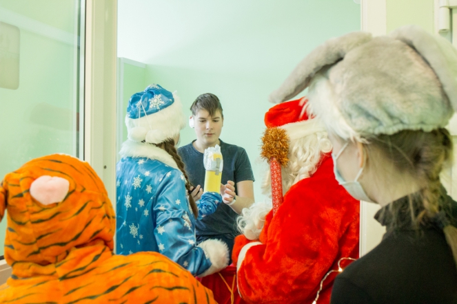 Дед Мороз вручил подарки пациентам Педиатрического университета 6