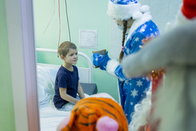 Дед Мороз вручил подарки пациентам Педиатрического университета 7