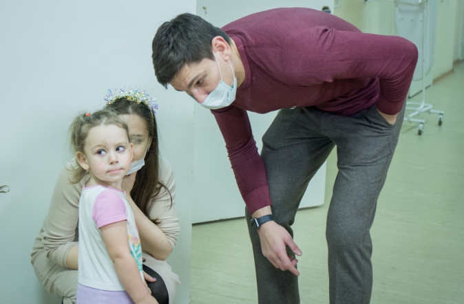 Дед Мороз вручил подарки пациентам Педиатрического университета 12