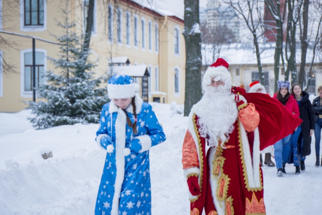 Дед Мороз вручил подарки пациентам Педиатрического университета 15