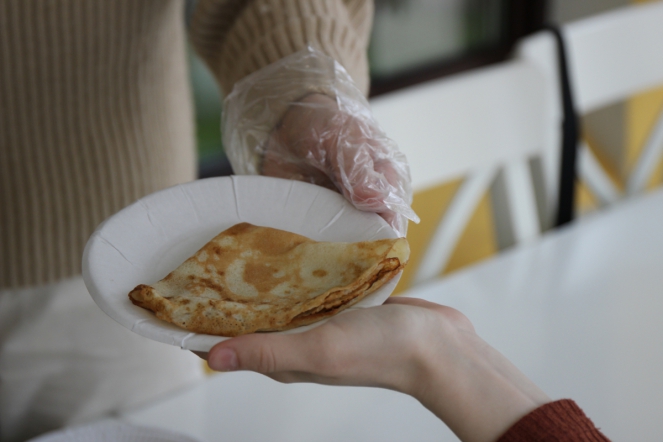 Волонтеры СПбГПМУ угостили пациентов блинами