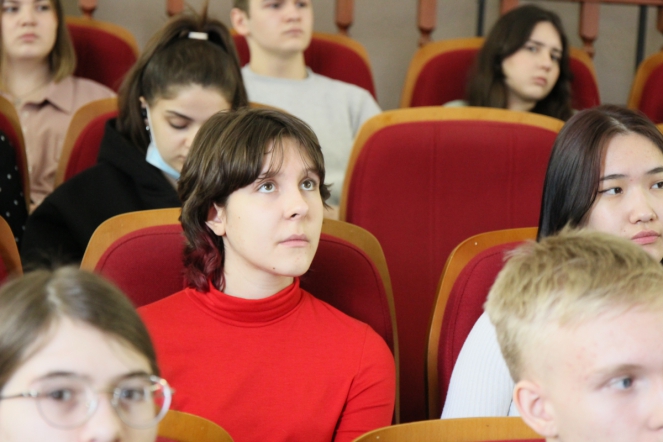 Ямальские школьники посетили Педиатрический университет 15