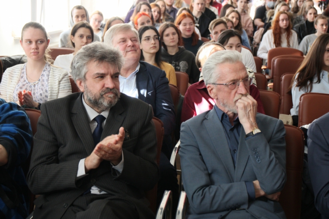 Студенты СПБГПМУ исполнили песни Победы 95