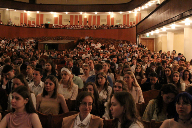 В Педиатрическом университете вручили дипломы выпускникам 59