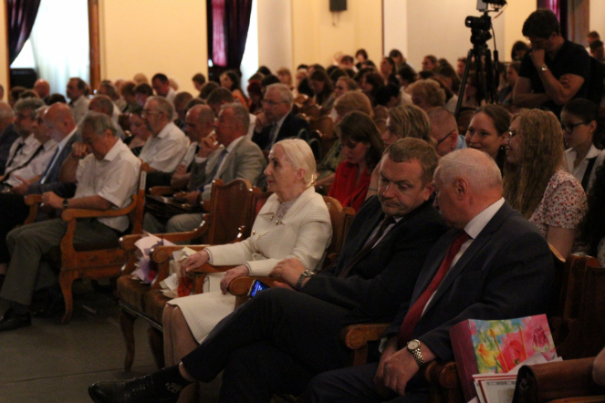 В Педиатрическом университете вручили дипломы выпускникам 60