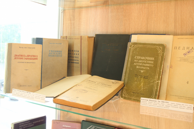 К 100-летию СПбГПМУ: Дмитрий Иванов открыл выставку в библиотеке вуза 1