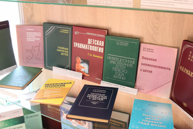 К 100-летию СПбГПМУ: Дмитрий Иванов открыл выставку в библиотеке вуза 3