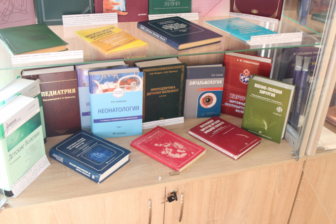 К 100-летию СПбГПМУ: Дмитрий Иванов открыл выставку в библиотеке вуза 4