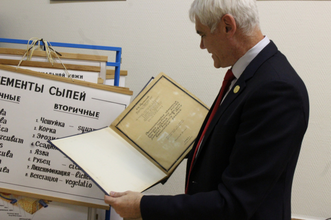 На кафедре дерматовенерологии открыли галерею акварелей середины XIX века 5