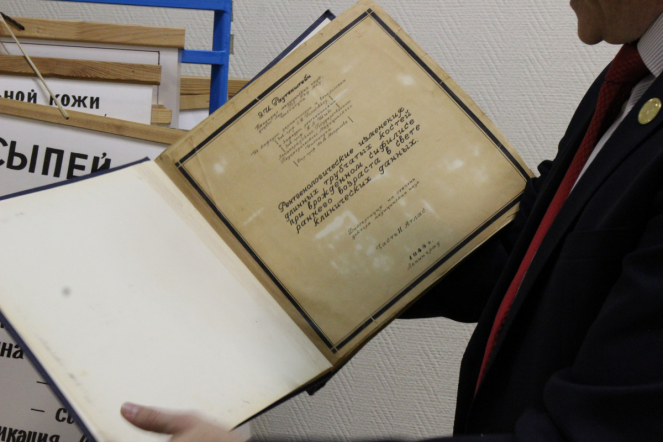 На кафедре дерматовенерологии открыли галерею акварелей середины XIX века 6