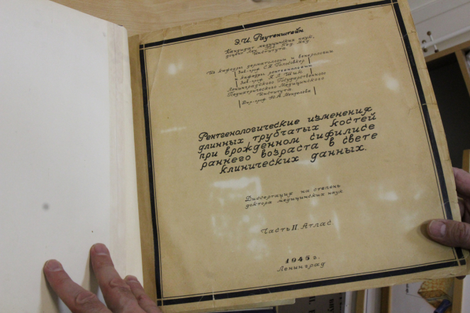 На кафедре дерматовенерологии открыли галерею акварелей середины XIX века 8