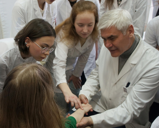 На кафедре дерматовенерологии открыли галерею акварелей середины XIX века 24