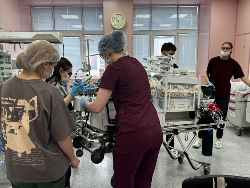 В Педиатрический университет экстренно доставили новорожденную из Великого Новгорода 3